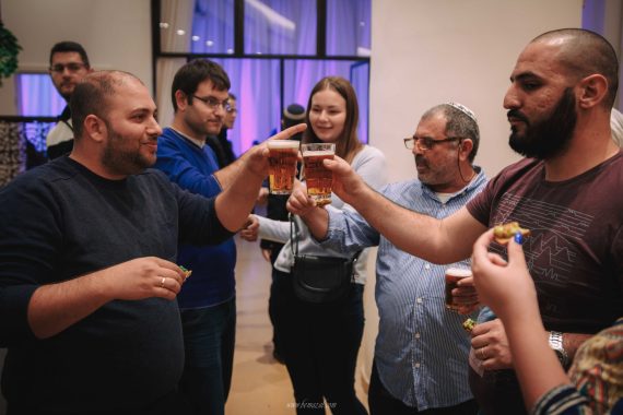 לחיים - עובדי החברה מרימים לחיים