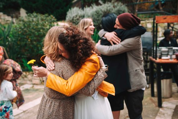 הכלה החרצית החתן והאורחים