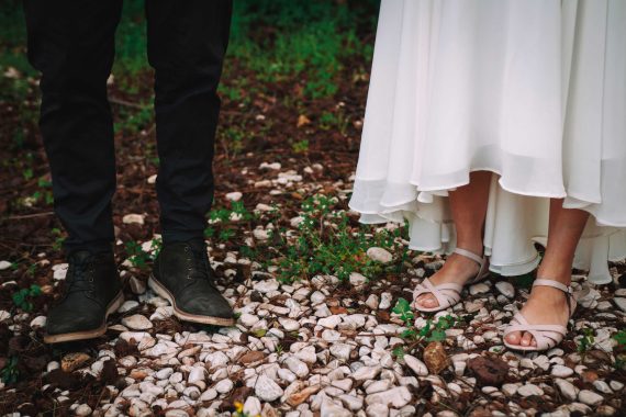 רגליהם של חתן והכלה על האדמה - שורשים