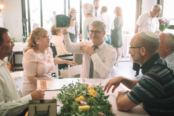 ג'ון מרים עטיפת טלית בזמן הכתובה ואלגרה מחייכת